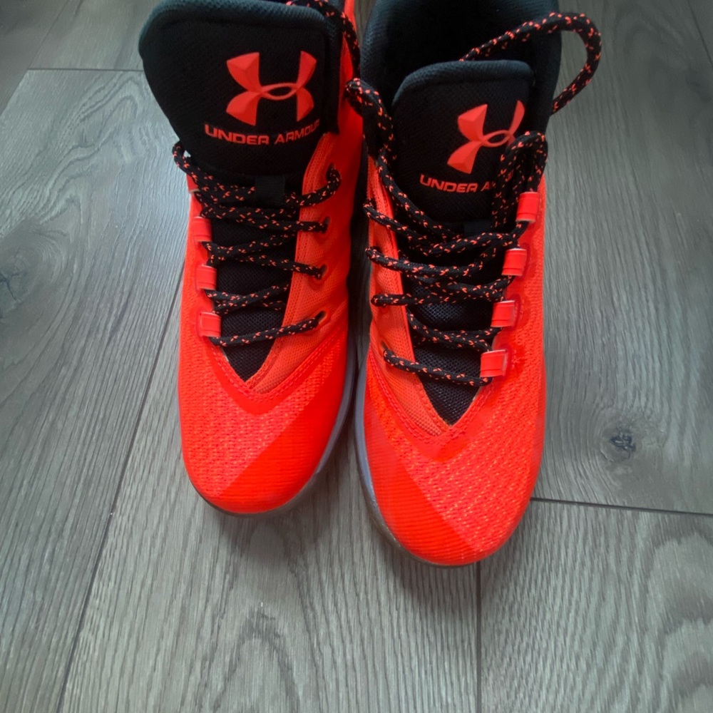 Under armour sneakers size 6 youth